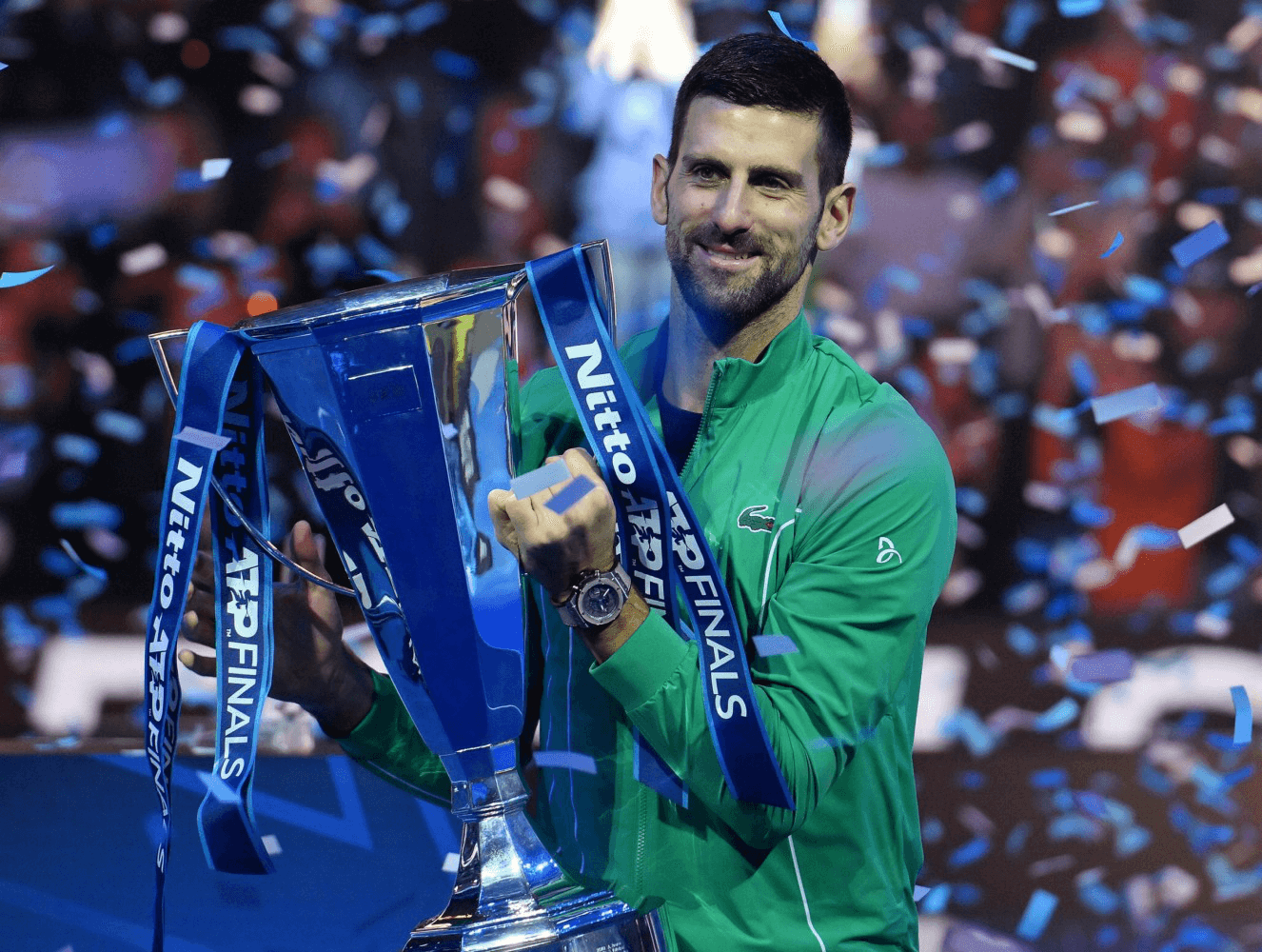 Novak Djokovic soulevant le trophée